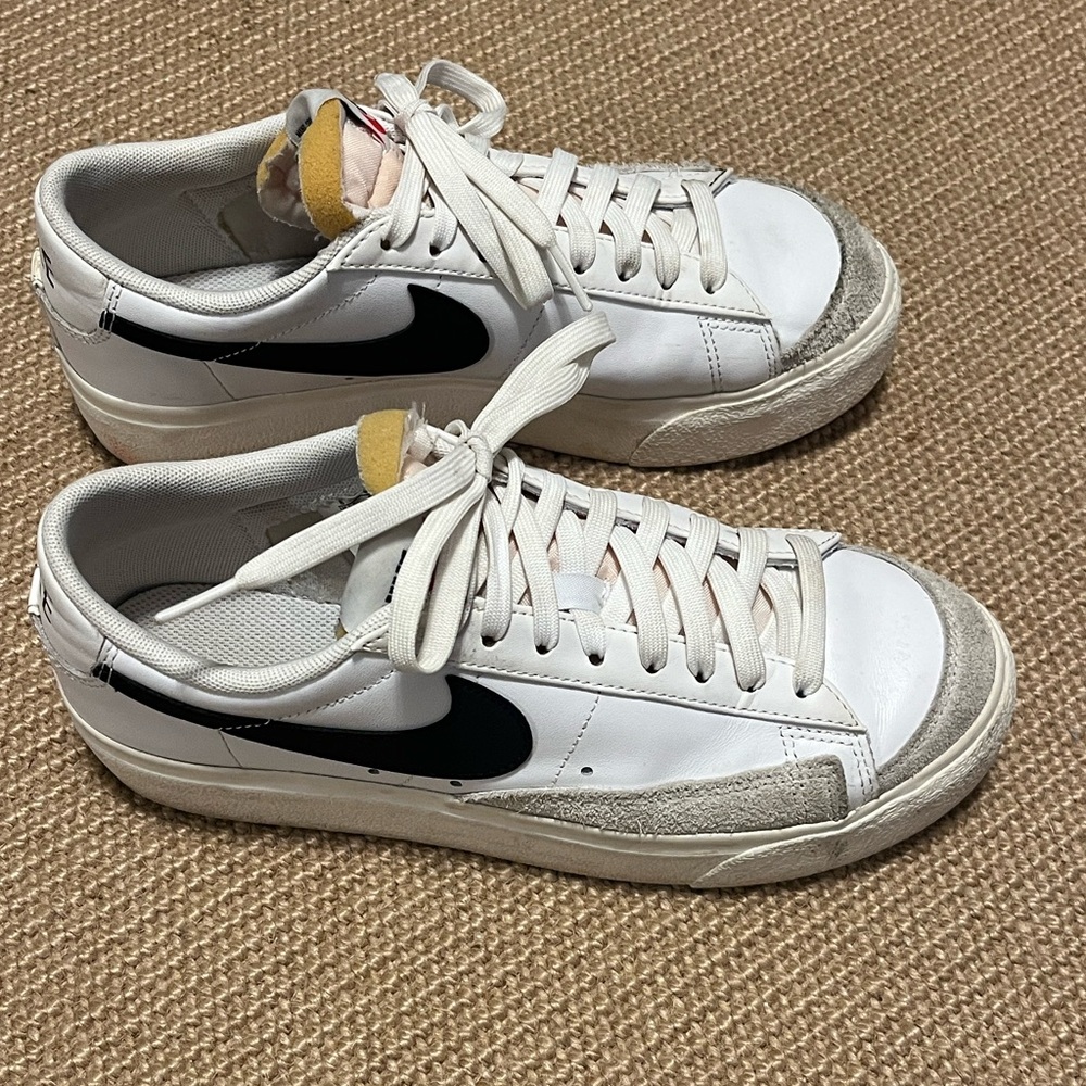 Nike White and Black Low-Top Sneakers